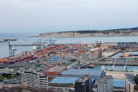 Port handlowy w Bilbao jest jednym z najważniejszych ośrodków transportowych w Europie.